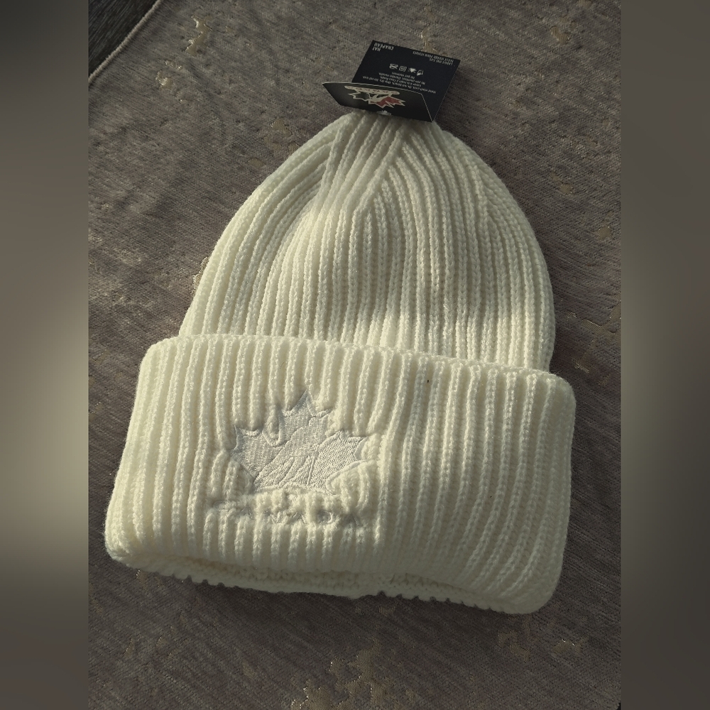 TEAM CANADA ICE HOCKEY TOUQUE/HAT WHITE with Patch. Get ready for Olympic Games